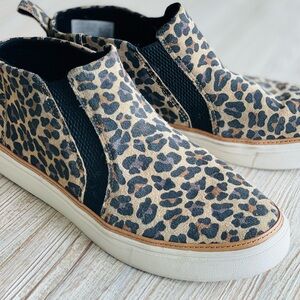 TOMS Size 8 Leopard Print Slip-On Flats – Casual Comfort Shoes